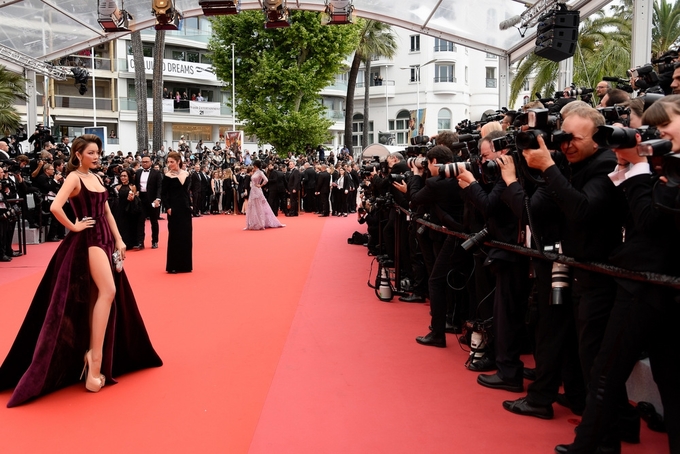 Thảm đỏ Cannes: Lý Nhã Kỳ diện tông tím, hóa thân thành Người đàn bà oải hương vào ngày thứ 3